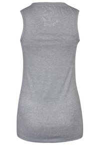 Camiseta sin mangas gris hecha de una tela suave y texturizada, con un escote redondeado y un sutil bordado decorativo en la parte posterior.