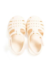Sandali in plastica beige chiaro con design aperto sulla punta, caratterizzati da un motivo intrecciato sulla parte superiore e una cinghia posteriore per una vestibilità sicura.