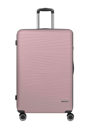 Maleta rígida de color rosa claro con cuatro ruedas giratorias y un asa telescópica negra extendida, mostrada sobre un fondo blanco.