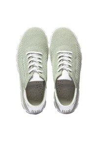 Baskets en maille vert clair avec des lacets blancs, semelles en caoutchouc et accents perforés. Matériau lisse et texturé avec une forme arrondie.