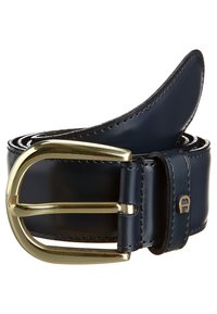 Ceinture en cuir marine avec une boucle dorée à double ardillon brillante, présentant des bords cousus et une texture lisse.