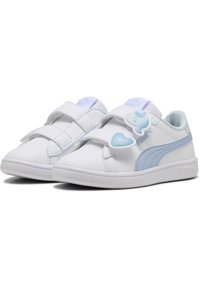 Białe syntetyczne sneakersy z niebieskimi akcentami, dwoma regulowanymi paskami na rzepy i miękką fakturą. Charakterystyczne ozdoby w kształcie serc i chmur.