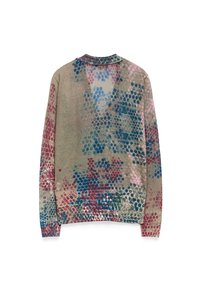 Pull léger à manches longues en tricot avec un motif de points multicolores en bleu, rose et bordeaux sur un fond beige. Encolure ronde classique.