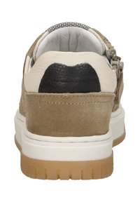 Beige suède sneaker met witte leren accenten, ronde neus, gestructureerde zwarte hakdetail en een rubberen zool met een lichtbruine loopvlakpatroon.