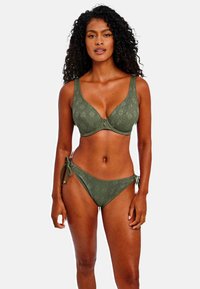 Olijfgroen bikini set met een getextureerde driehoekstop met brede banden en een bijpassende lage slip met striksluitingen aan de zijkant.
