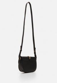 Sort læder crossbody taske med en buet form, justerbar rem, guldfarvet hardware og en flap-lukning. Glat tekstur med et minimalistisk design.