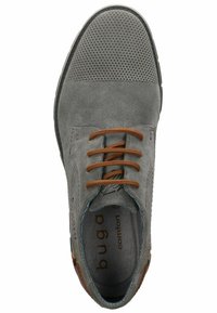 Chaussure en suede gris avec texture perforée, lacets marron, couture bleue et intérieur rembourré. Présente un bout arrondi et un design minimaliste.