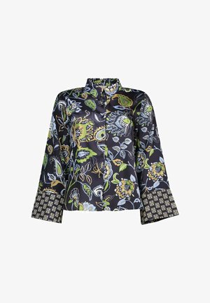 Zwarte satijnen blouse met groene, blauwe en beige bloemenprint en contrasterende gebloemde manchetten, met een klassieke kraag en knoopsluiting aan de voorkant.