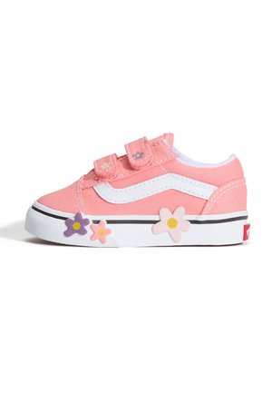 Pink børnesneaker med hvid sål, to velcrobånd, hvid sidelinje og lilla, pink og hvide blomsterdekorationer på sål og rem.