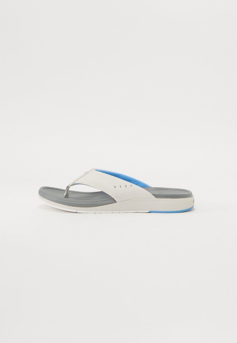 Herre flip-flops i grått og hvitt med blå aksent. Har en teksturert stropp, polstret såle og fleksibel såle.
