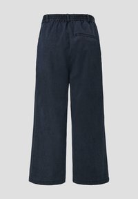 Marineblauwe wijde broek met een elastische tailleband en een enkele achterzak, gemaakt van gladde, lichte stof.