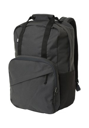 Ciemnoszary, prostokątny plecak z przednią kieszenią na zamek, podwójnymi czarnymi uchwytami, wyściełanymi paskami na ramiona oraz materiałową pętlą na górze.