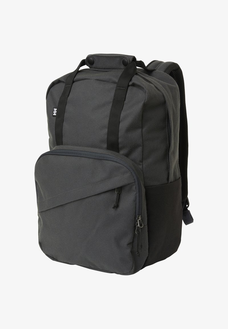 Mochila rectangular de color gris oscuro con bolsillo frontal con cremallera, asas dobles negras, tirantes acolchados y un lazo de tela en la parte superior.