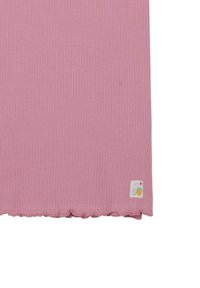 Prążkowana tkanina w delikatnym różu, z falbaniastym wykończeniem. W dolnym rogu znajduje się mała, kolorowa metka z grafiką owoców.