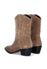 Botas de vaquero de ante marrón con punta redondeada, tacón bajo y acentos decorativos perforados en el panel frontal. Cremalleras laterales para facilitar su uso.