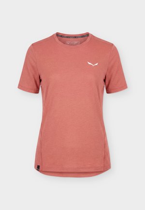 Herre T-shirt med rund halsudskæring i støvet rosa farve med korte ærmer, lille hvidt logo på venstre bryst og sort mærkat nær kanten.