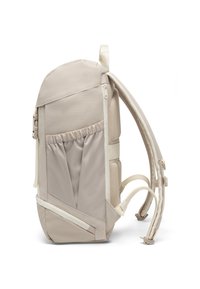 Bézs színű nejlon hátizsák lekerekített tetőrésszel, párnázott vállpántokkal, oldalsó hálós zsebbel, valamint letisztult, áramvonalas kialakítással és cipzáras zárral.
