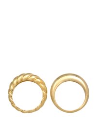 Deux anneaux en or : l'un présente un design en corde torsadée, l'autre a une finition lisse et polie. Les deux ont des formes circulaires et un éclat métallique.