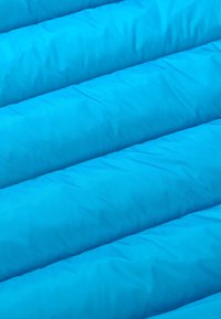 Materassino gonfiabile, blu brillante, realizzato in nylon liscio con canali orizzontali trapuntati per isolamento e comfort.