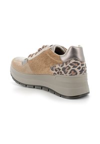 Sneaker beige con tomaia in corduroy e suede, dettagli in stampa leopardata, tacco metallizzato e suola grigia spessa. Chiusura con lacci.