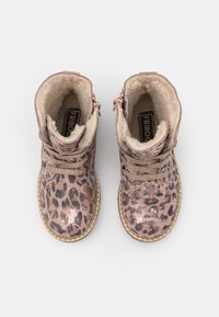 Dětské kotníkové boty s leopardím potiskem, šněrováním na přední straně, bočními zipy a měkkou béžovou podšívkou, pohled shora na bílém pozadí.