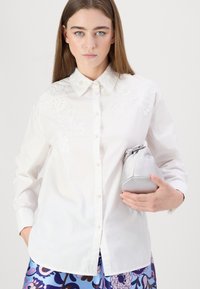 kate spade new york AUTUMN PAISLEY EMBROIDERED SHIRT - Pogājama blūze - fresh white