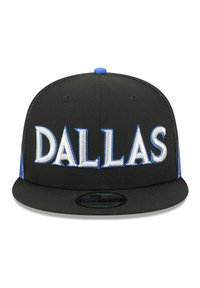 Schwarze Snapback-Kappe mit fetter, weißer "DALLAS"-Stickerei, blauen Akzenten an den Seiten und flachem Schirm.