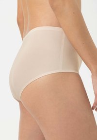 Beige hoge taille ondergoed met een gladde, matte textuur, naadloze randen en een subtiele elastische tailleband, zijaanzicht.