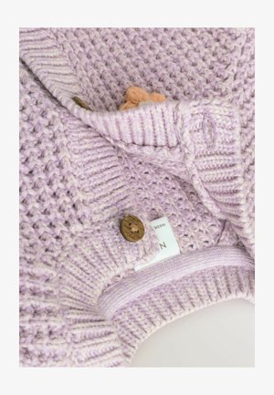 Pull en lavande tricoté avec un motif texturé, doté d'un bouton en bois et d'une étiquette cousue. Finitions côtelées aux poignets et à l'ourlet.