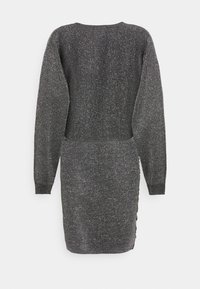 Stickad klänning i mörkgrått med en metallisk lyster, med långa ärmar och en figurnära silhuett. Inkluderar sidodetaljer med ruching.