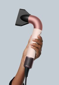 Handhållen klädesångare med ergonomisk, böjd design; rosa och beige kropp; texturerad svart munstycke; flexibel strömkabel.