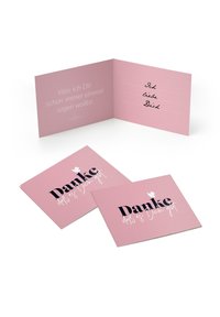 Rosa gratulationskort med handskriven text inuti. Framsidan visar "Danke" i fet svart med vita skrivstilselement. Enkel design.