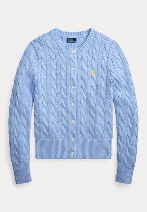 Cardigan en maille torsadée bleu clair avec encolure ronde, fermeture à boutons sur le devant, poignets et ourlet côtelés, et petit logo jaune brodé sur la poitrine gauche.