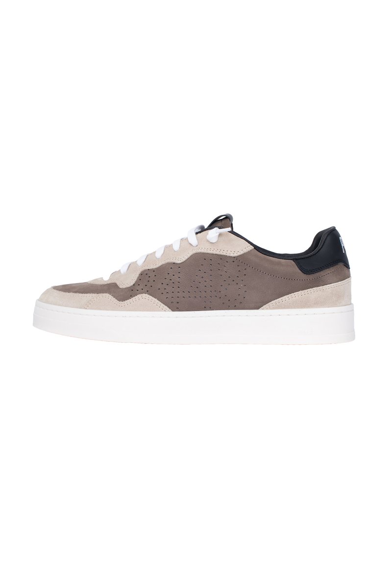 Sneakers con tomaia in suede grigia e taupe, lacci bianchi e un accent di tacco nero. Presentano dettagli perforati e una suola in gomma bianca.