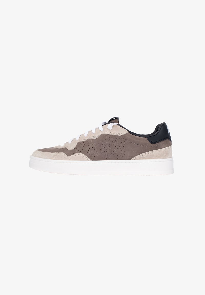 Sneakers con tomaia in suede grigia e taupe, lacci bianchi e un accent di tacco nero. Presentano dettagli perforati e una suola in gomma bianca.