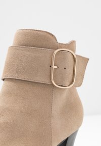 Pier One Kotníkové boty - beige