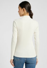 Lee MOCK NECK SLIM FIT - Langarmshirt - ecru