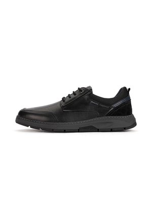 Zapato casual para hombre negro de corte bajo con cordones en la parte delantera, cuero y tejido texturizados en la parte superior, y suela de goma sobre fondo blanco.