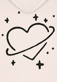 Tessuto bianco con design ricamato nero di un cuore circondato da un anello, con stelle di diverse dimensioni sparse intorno.