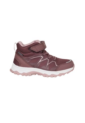 Scarpona impermeabile da bambino in mauve scuro con cinturino in Velcro, lacci, caviglia imbottita e suola rosa chiaro testurizzata.