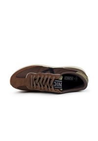Baskets en daim marron et en mesh avec des accents noirs, haute à lacets sur le devant, col rembourré et semelle texturée. Présente un logo sur la languette et sur le côté.