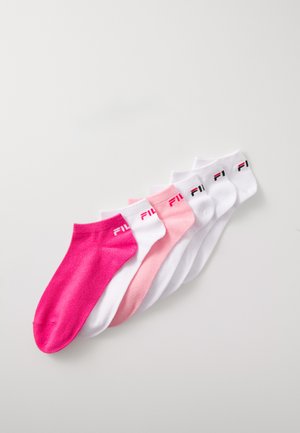Fem par ankelsokker i pink, lys pink og hvid, lavet af blødt stof, med et farverigt logo ved skaftet.