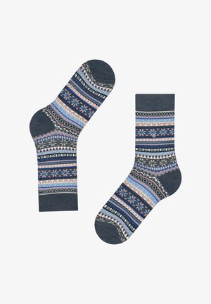 Paio di calzini a metà polpaccio con motivi Fair Isle blu, rosa e neri, esposti piatti con un calzino ruotato di lato.