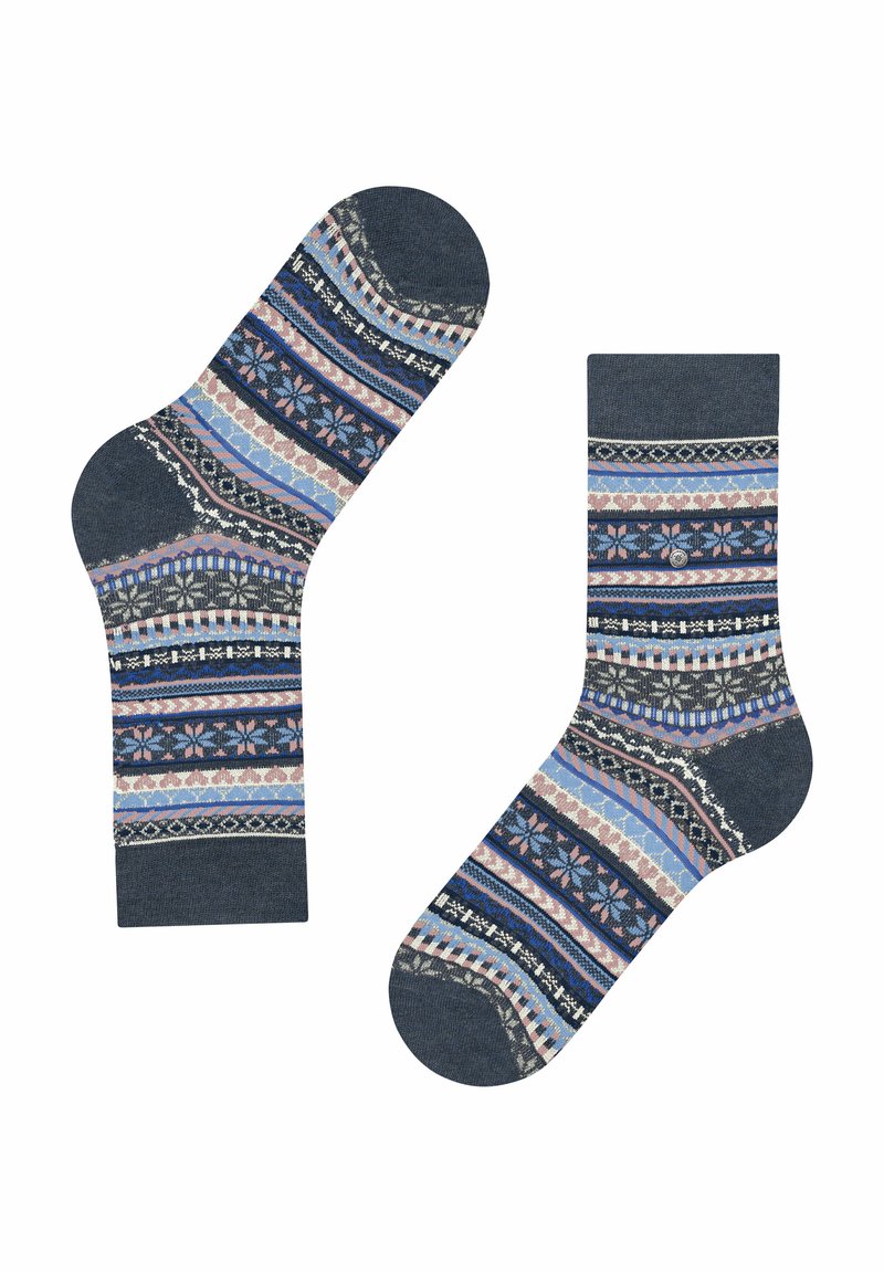 Une paire de chaussettes mi-mollet avec des motifs Fair Isle bleus, roses et noirs, présentées à plat avec une chaussette tournée sur le côté.