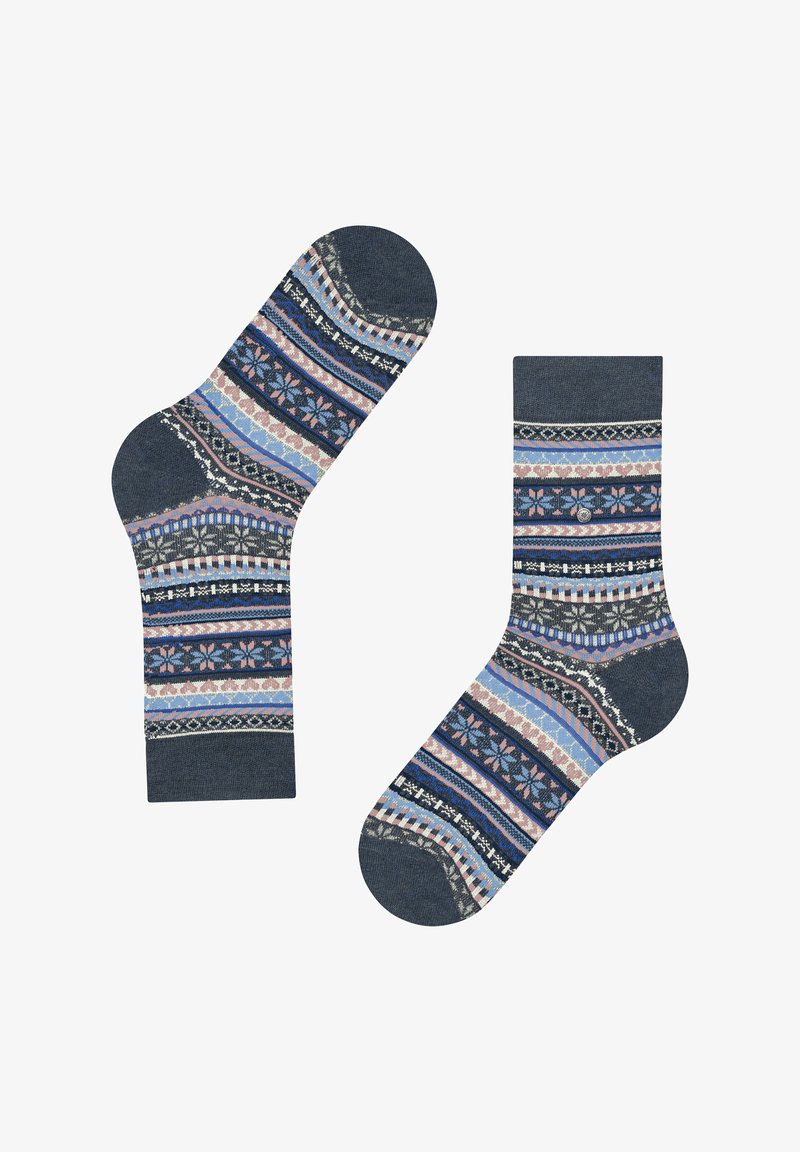 Une paire de chaussettes mi-mollet avec des motifs Fair Isle bleus, roses et noirs, présentées à plat avec une chaussette tournée sur le côté.