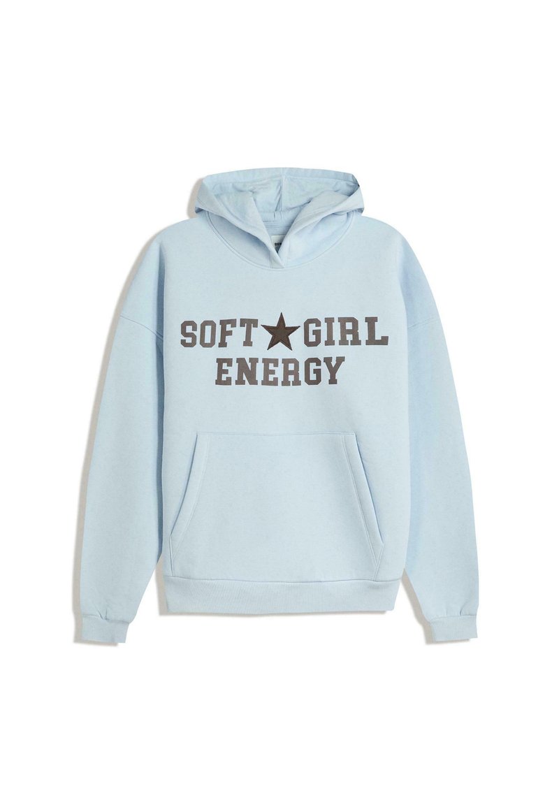 Felpa azzurra con cappuccio e tasca frontale, con la scritta "ENERGIA SOFT★GIRL" in grassetto marrone. Design classico a pullover, in tessuto morbido.
