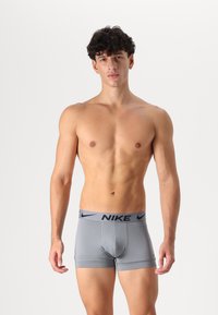 Nike Underwear ESSENTIAL TRUNK 3 PACK - Boxerbriefs - vivid grape/cool grey/black