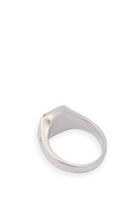 Bague en argent avec une finition lisse et polie. Présente un visage carré, une bande effilée et des détails texturés subtils sur le côté.