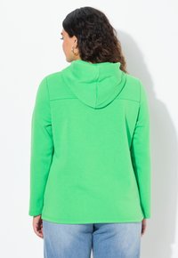 Felpa con cappuccio verde realizzata in tessuto morbido; presenta maniche lunghe, una vestibilità rilassata e un design semplice con un dettaglio cucitura sul retro.