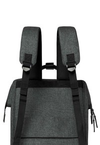 Schwarzer und grauer Rucksack mit gepolsterten Schulterträgern, einem strapazierfähigen, strukturierten Äußeren, verstellbaren Riemen und Metallbeschlägen für sicheren Halt.